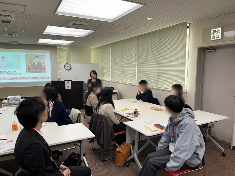 "新任職員によるグループワークの様子"
