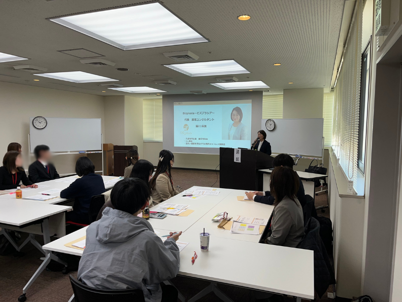 "研修会場での講義風景"
