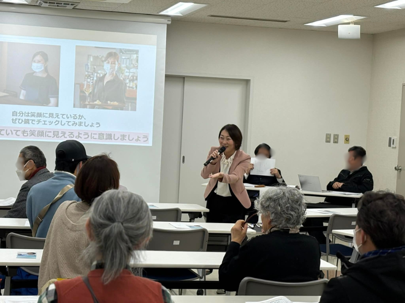 接客研修で第一印象・所作・話し方を解説する講師 藤川麻美